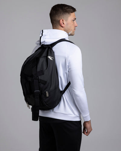 A person wearing the Kaliaaer Pro Travel bag.