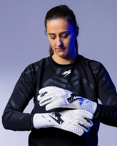girl wearing junior kaliaaer strapless goalkeeper gloves