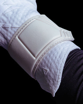 The wrist strap of the Kaliaaer Jack Butland white junior goalkeeper gloves