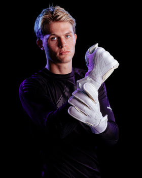 A person showing the wrist of the kaliaaer nitrolite goalkeeper gloves