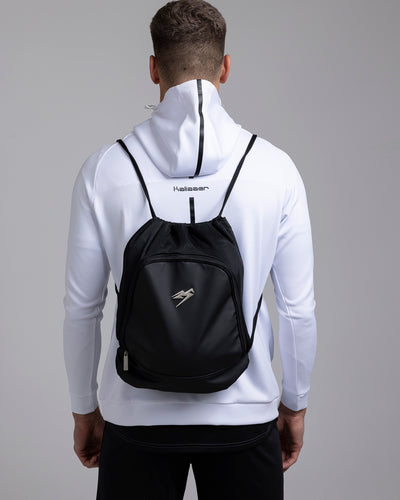 A person wearing the Kaliaaer Pro Gymsack in black.