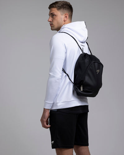 A person wearing the Kaliaaer Pro gymsack.