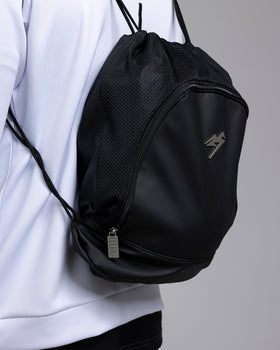 A person wearing the Kaliaaer Pro Gym sack.