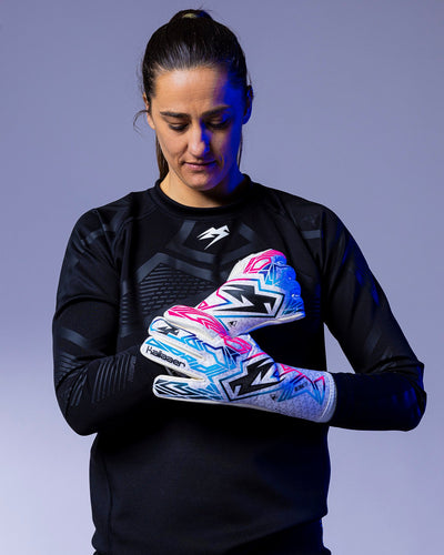 Person wearing kaliaaer pink and blue junior strapless goalkeeper gloves