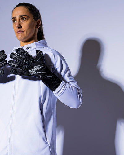 Girl wearing kaliaaer stapless junior goalkeeper gloves