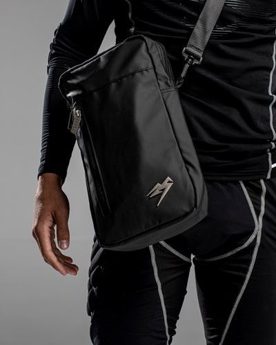 A person wearing the Kaliaaer Pro Glove bag in black.