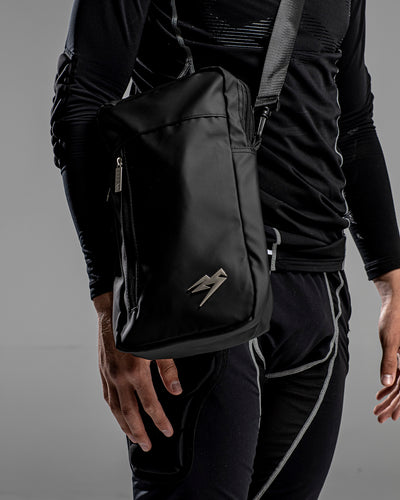 A person wearing the Kaliaaer Pro Glove bag in black.